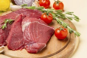 Ăn nhiều thịt đỏ khiến trẻ em gái dậy thì sớm