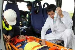 Cứu bệnh nhân sốc phản vệ cách mặt đất… 10 km