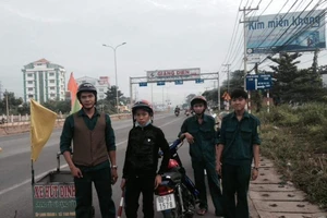  ‘Hiệp sĩ’ hút đinh trên quốc lộ 51