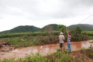 Cầu bị cuốn trôi, xã dùng dây cáp tiếp tế lương thực cho dân