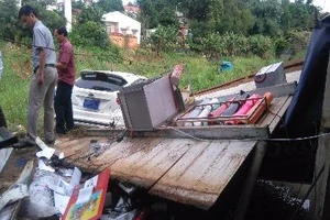 Xế hộp tông xuyên nhà, lao thẳng xuống suối