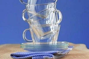 Ổ bệnh từ những chiếc ly lâu ngày không rửa