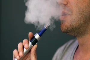 Thuốc lá điện tử và shisha nguy hiểm như thuốc lá điếu