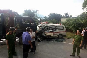 Xe cứu hộ tông xe cứu thương, lái xe cứu thương thiệt mạng 