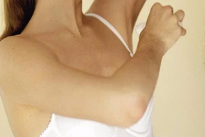 Tại sao dùng lăn khử mùi mà ‘cánh’ vẫn hôi?