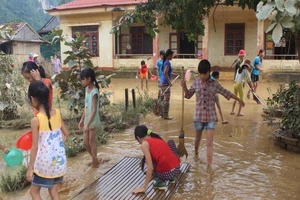 Giáo viên học sinh vùng lũ Quảng Bình hối hả dọn trường