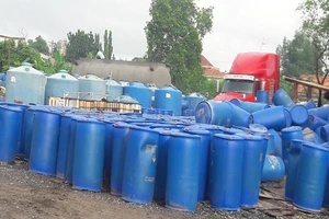 Phát hiện cơ sở buôn bán gần 800 thùng acid 