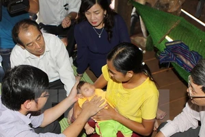 Lấy mẫu xét nghiệm lần 3 cho bé gái đầu nhỏ ở Đắk Lắk