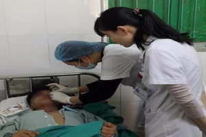 Nam thanh niên bị súng hoa cải bắn vào mặt