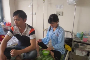 Hơn 100 người nhập viện do ăn bánh mì nhiễm khuẩn