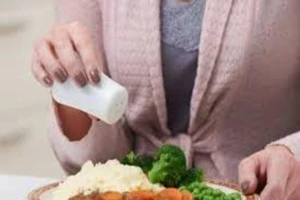 Những dấu hiệu nguy hiểm khi cơ thể bị thừa muối