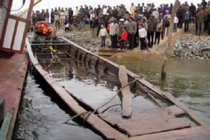 Ghe chở 34 người qua suối đi đám cưới bị lật