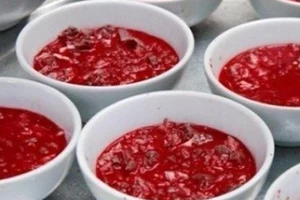 Ăn tiết canh lợn, một phụ nữ nguy kịch