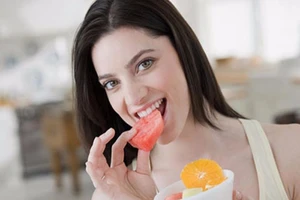 Ăn trái cây trước và sau bữa cơm, ngon rồi... sao nữa?