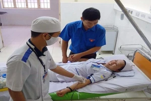 2 nhân viên y tế hiến máu cứu sản phụ nguy cấp