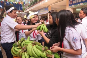 Thầy trò bán 'chuối nghĩa tình' giúp nông dân Đồng Nai