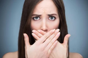 Hơi thở bốc mùi... trái cây thối, bệnh gì?