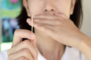 Vì sao không nên dùng tăm xỉa răng?