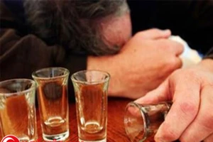 Ngộ độc rượu methanol phá hủy cơ thể thế nào?