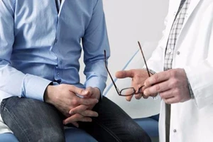 Dương vật dị ứng, sưng viêm vì xài 'áo mưa dỏm'