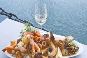 Thực khách nhảy xuống biển để trốn trả tiền ăn