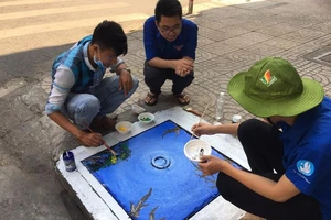 Ngỡ ngàng nắp cống được thay áo mới đầy màu sắc