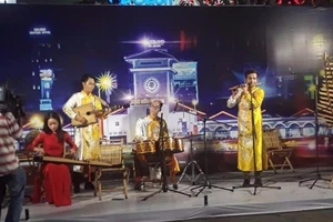 Phố đi bộ náo nhiệt với biểu diễn Nghệ thuật đường phố