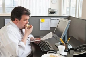 Ngồi cạnh đồng nghiệp quá cân dễ bị béo phì