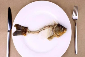 Hóc xương cá bị nhiễm trùng xém thiệt mạng