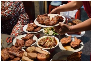 Đĩa cơm tấm 'bãi rác' gần 100.000 đồng vẫn hút khách SG