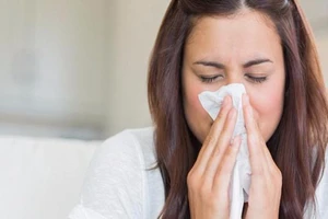 Sốt, viêm xoang chỉ vì hỉ mũi sai cách