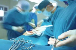 Bỏ quên máy quay phim trong người bệnh nhân 3 năm trời