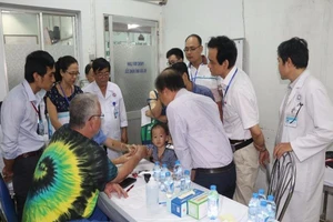 Rơi nước mắt khi được mổ miễn phí dị tật chi trên