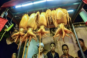 Món mực khổng lồ hút hồn giới trẻ Hà thành