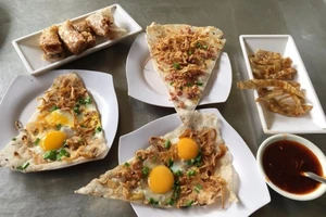 Quán bánh tráng kẹp 5.000 đồng nức tiếng Sài Gòn