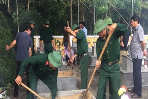 Lấy mẫu sinh phẩm liệt sĩ hy sinh tại hang Tám Cô