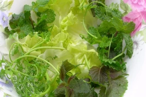 Rau sống ngâm nước muối loãng an toàn đến đâu?