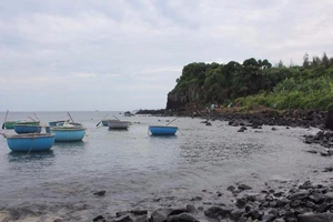 Cuối thu về gành Yến ngắm đá trải dài bất tận