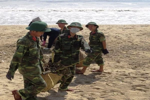 Hình ảnh đẹp:Bộ đội giúp dân Nha Trang thu dọn sau bão 