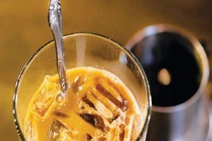 Lần đầu thử cà phê Việt, người trẻ Mỹ thốt lên 'mẹ ơi'