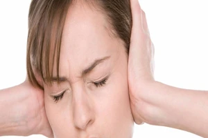 Chứng ù tai nhiều khi không phải bệnh từ tai