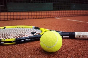 Bóng tennis đập vào ngực, suýt chết vì trụy tim 
