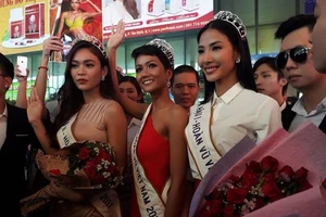 Fan của H'Hen Niê, Mâu Thủy chen nhau đón thần tượng