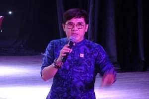 NS Thành Lộc: 'Không phải có 2 tà là thành áo dài'