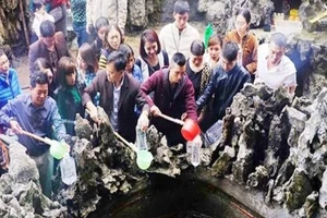 Đổ xô về đền Cặp Tiên uống nước giếng cầu may