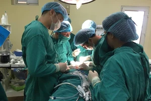 Lần đầu tiên Việt Nam cắt u tuyến giáp qua đường miệng