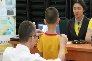 Hướng dẫn 4 cách tự kiểm tra cong vẹo cột sống