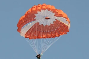 Cận cảnh học viên phi công khổ luyện nhảy dù