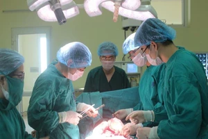 Đau bụng suốt nửa năm, không ngờ 'đeo' khối u 10 kg