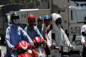 Những điều cần lưu ý khi đi xe máy dưới trời nắng nóng